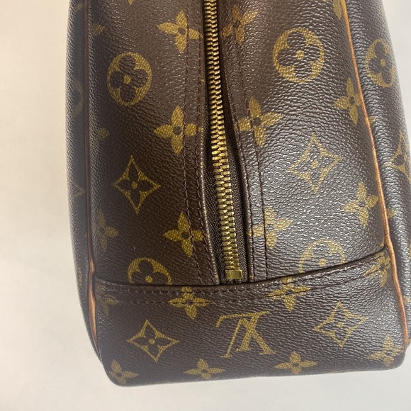 Authentic Louis Vuitton GM Duebe Monogram Canvis Hand bag. - Picture 8 of 11